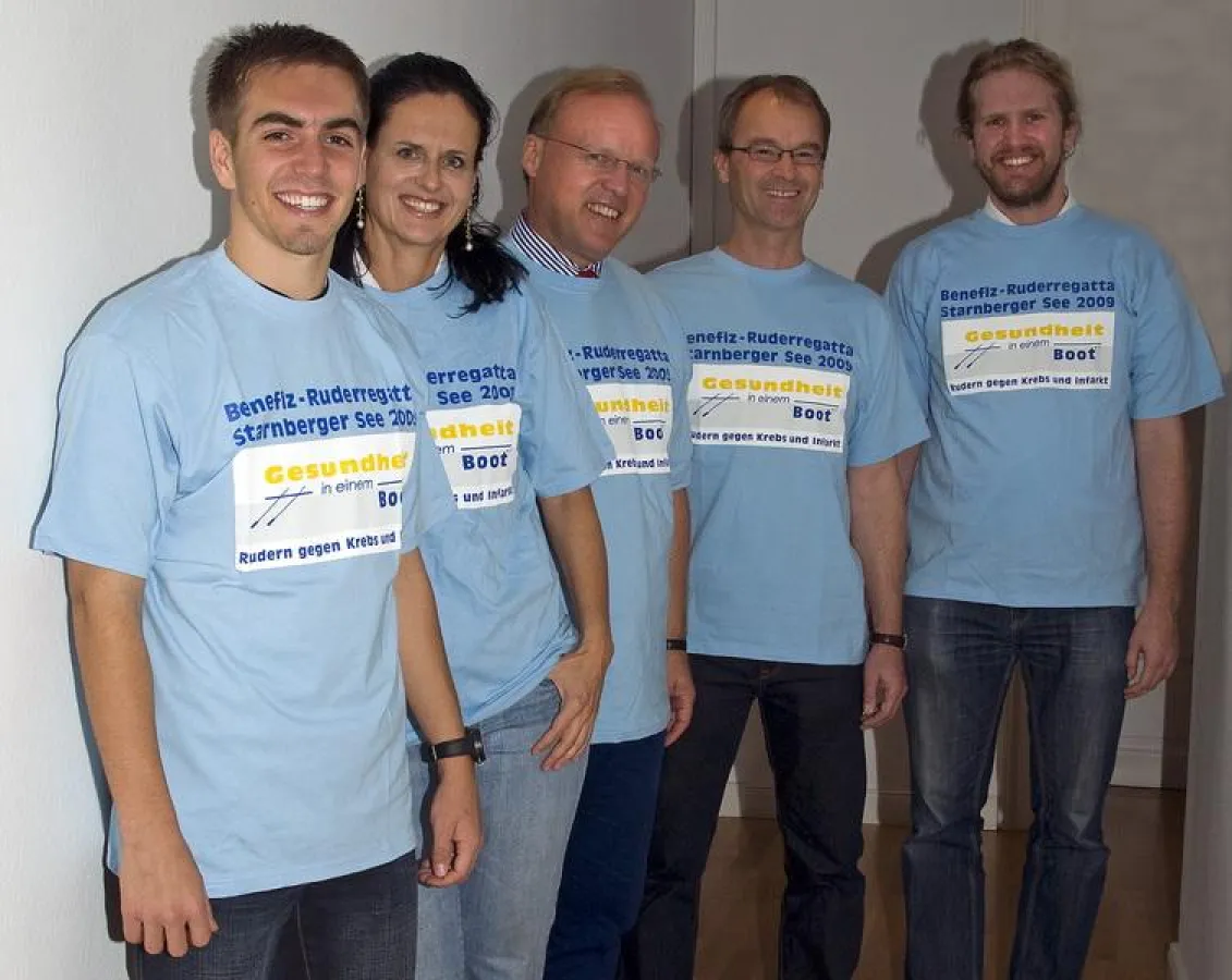 v.lv.n.rh.: Profi-Fußballer Philipp Lahm, Vorstand Gesundheit in einem Boot Dr. Gabriele Kröner, Stephan Werhahn, Fachtrainer Toni Schuhegger, Max Mendius. Fotografin: Silvia Werhahn