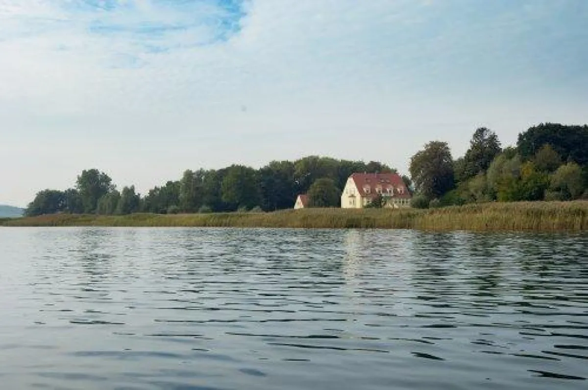 Schöne Aussichten: Wasseransicht der Gutshaus Grubnow Ferienwohnungen auf Rügen