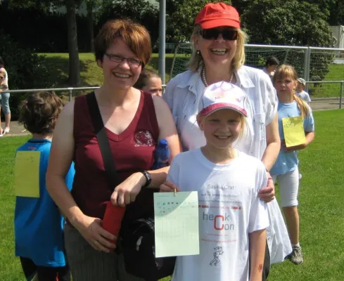 Bild: heckcon unterstützt das Projekt „Kinder helfen Kindern“ und sponsert eine Grundschülerin beim FVS-Benefiz-Lauf