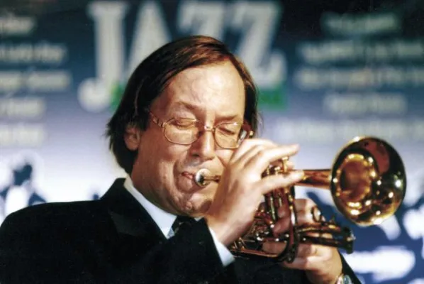 Pfingstsamstag: Trödel-Kombi "Kaufen und Verkaufen" und Musik mit der Jazzband "Rod Masons Hot Five" Bild: Pfingstsamstag: Trödel-Kombi "Kaufen und Verkaufen" und Musik mit der Jazzband "Rod Masons Hot Five"