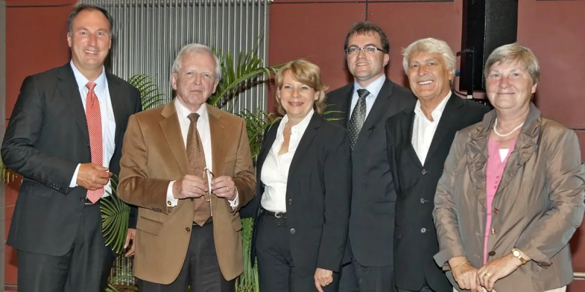 (v.l.n.r.) Prof. Debatin, Prof. zur Hausen, Senatorin Prüfer-Storcks, Prof. Augustin, Prof. Glaeske und Prof. Sickmüller