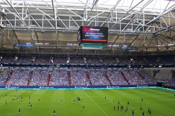 Bild: Hisense: Europas größter Videowürfel feierte spektakuläre Premiere in der VELTINS-Arena