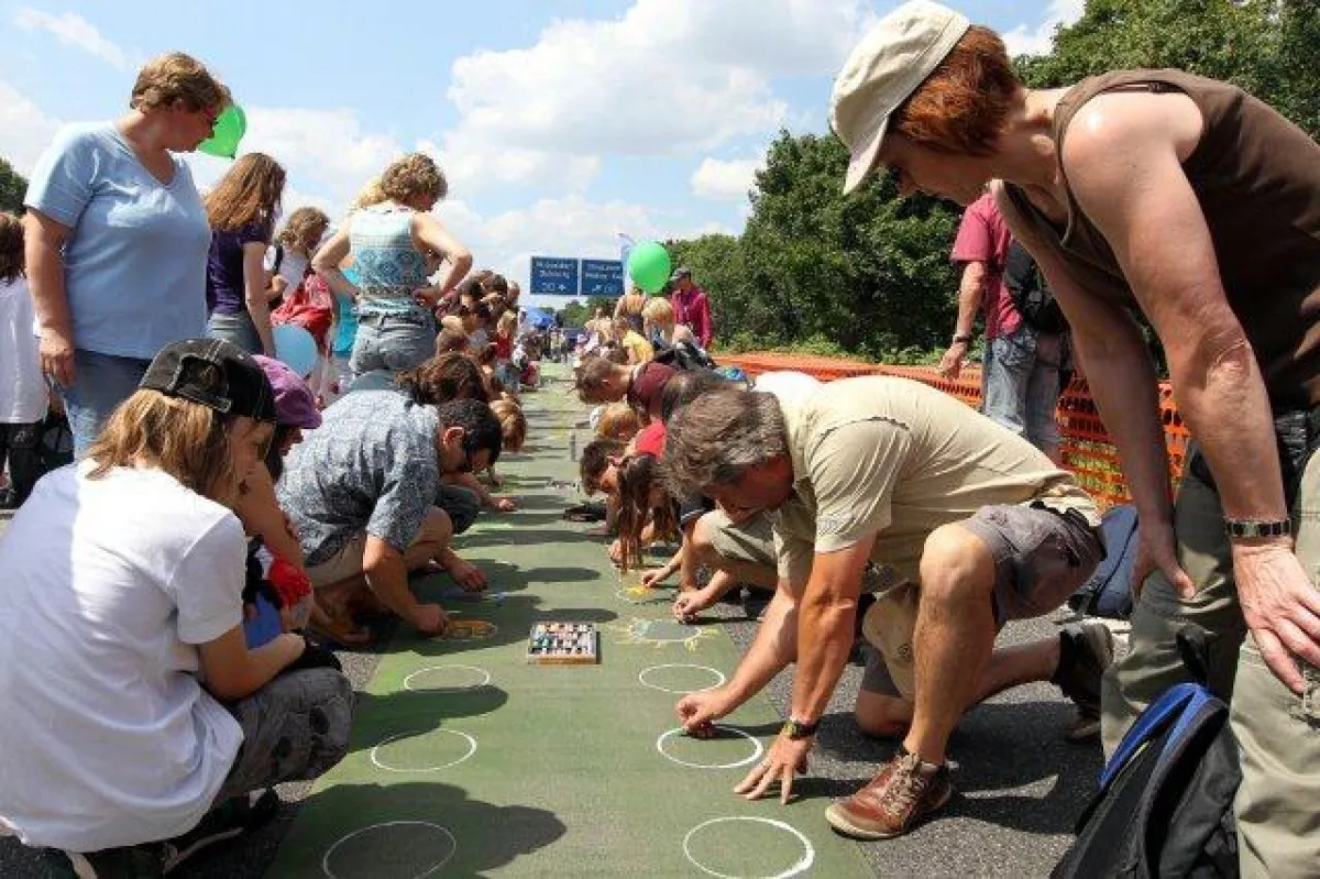 commotion, Manufaktur für Live-Marketing, inszeniert romantisches Picknick auf der A 40.