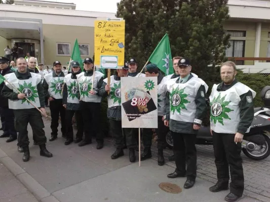 Bild: Finanzminister Peer Steinbrück (SPD) landet kurz vor der Bundestagswahl wieder auf dem Boden der Verfassung