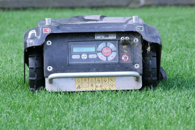 Bild: Auf Rasenmähroboter Angebote im Herbst achten