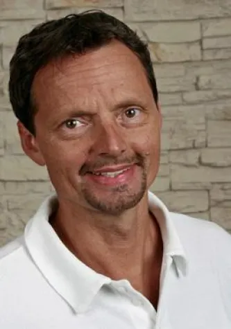 Bild: Lachen mit schönen Zähnen - Das machen Implantate möglich