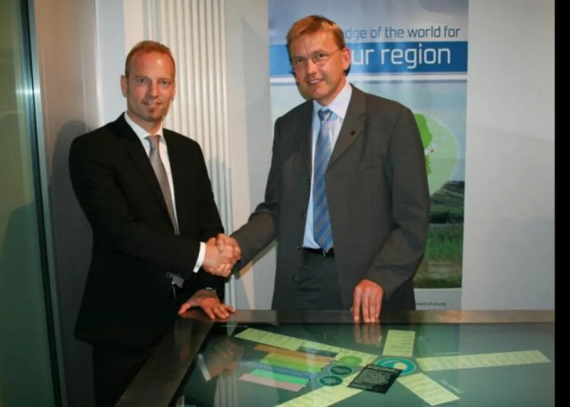 Dr. Hendrik Witt zusammen mit Dr. Boronowsky  vor der Visualisierung des innoSPICE Modells