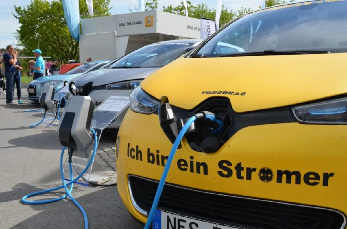 Ausprobieren ist bei der  Fahrzeugschau Elektromobilität  ausdrücklich erlaubt. Foto: M-E-NES