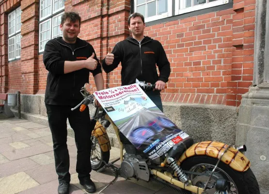 Bild: Mit Vollgas über den Flugplatz – Frei 1/8 und ¼ Meile Motorradrennen für jedermann am 23.Mai 2009