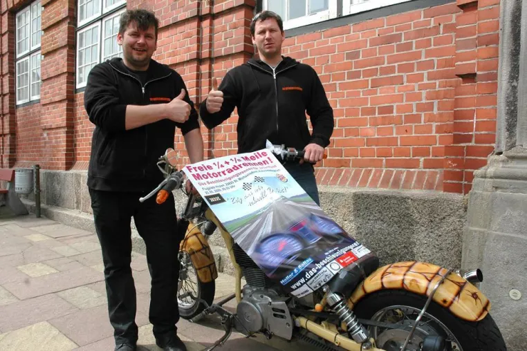 Bild: Mit Vollgas über den Flugplatz – Frei 1/8 und ¼ Meile Motorradrennen für jedermann am 23.Mai 2009