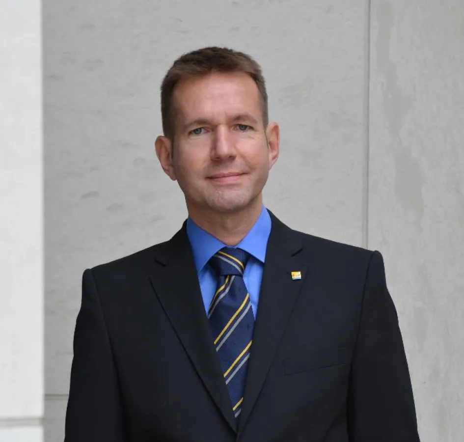 Berichtet von seinen Erfahrungen: Bezirksrat Dr. Claus Wunderlich (FDP)