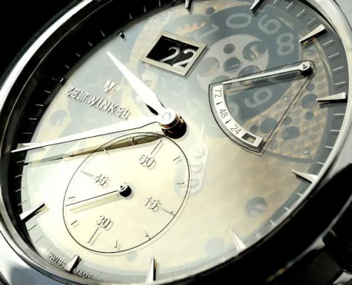 Bild: Zeitwinkel stellt das Modell 273° saphir vor