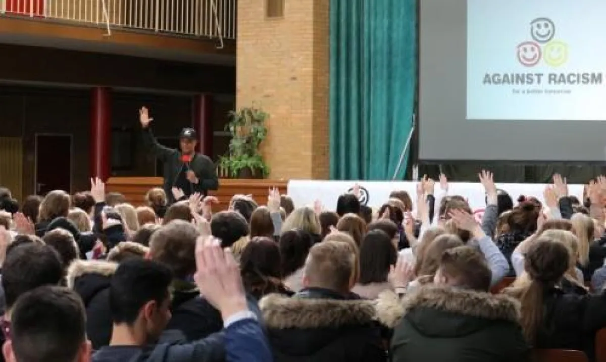 Martin Rietsch alias 2schneidig engagiert sich an Schulen gegen Rassismus