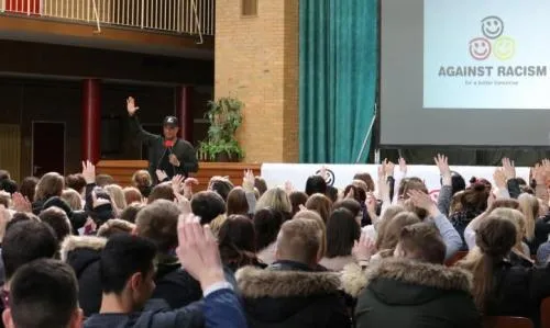 Bild: Musiker 2schneidig besucht Bonner Schule