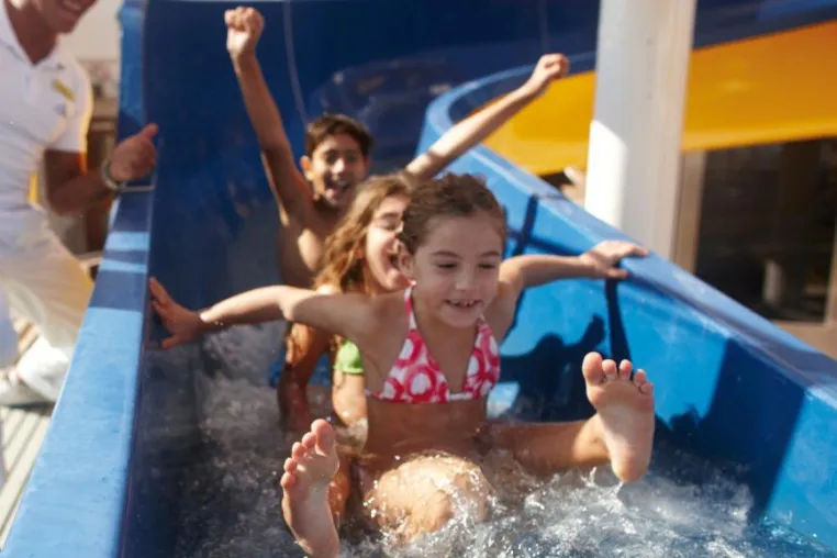 Bild: 3-Generationen-Kreuzfahrt: Mit Kind und Kegel (und Oma) in den Urlaub…