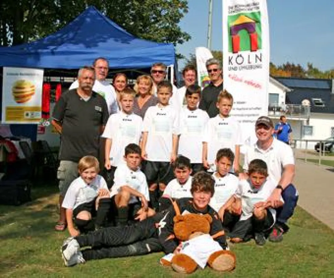 Jugendmannschaft RSV-Urbach mit Trainern und Vorständen der Wohnungsgenossenschaften zum Veedels-Cup 2011 Foto: Karin Danne