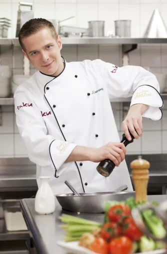Bild: Michelin Stern für das Restaurant „taku“ des Excelsior Hotel Ernst