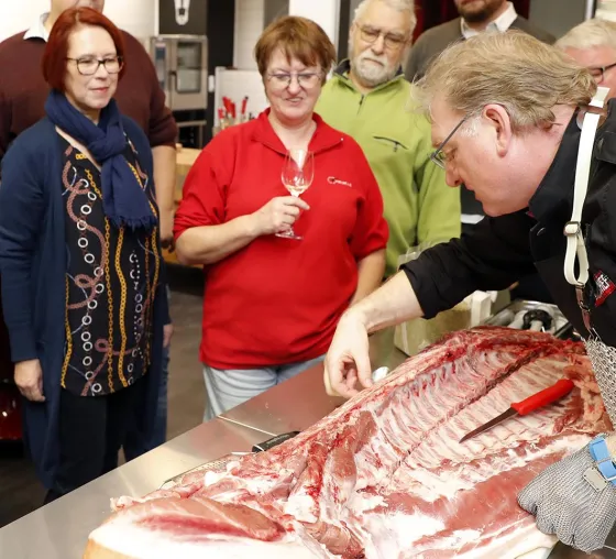 Senfmüllerin aus Monschau beim Fleisch- und Wurstseminar der FSGG – Ruth Breuer gab gerne ihren Senf dazu Bild: Senfmüllerin aus Monschau beim Fleisch- und Wurstseminar der FSGG – Ruth Breuer gab gerne ihren Senf dazu