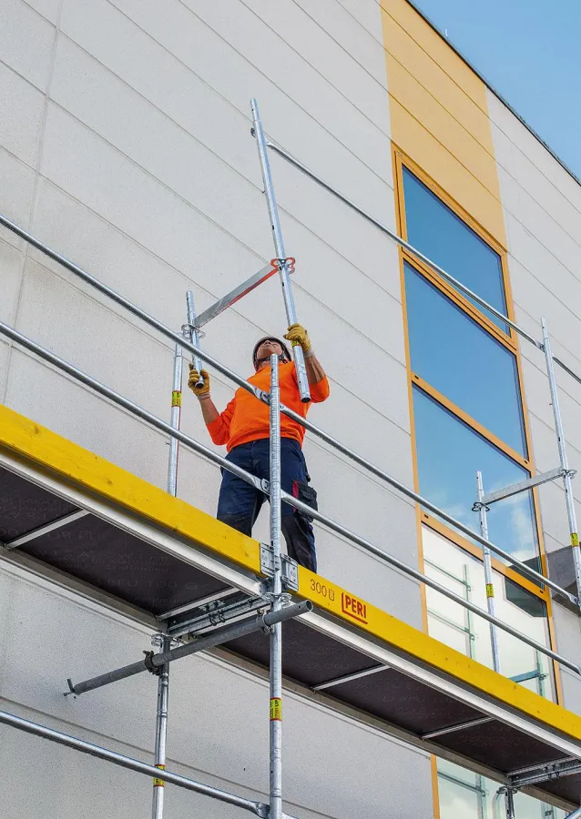 Sichere Montage: das Geländer wird ohne Zusatzbauteile von der unteren Gerüstlage aus montiert.