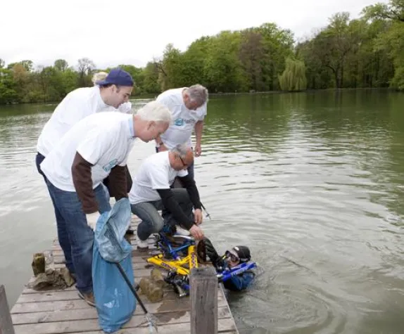 Bild: Earth Guest Day 2010: 70 Accor-Mitarbeiter machen RAMADAMA im Englischen Garten