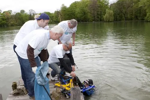 Bild: Earth Guest Day 2010: 70 Accor-Mitarbeiter machen RAMADAMA im Englischen Garten