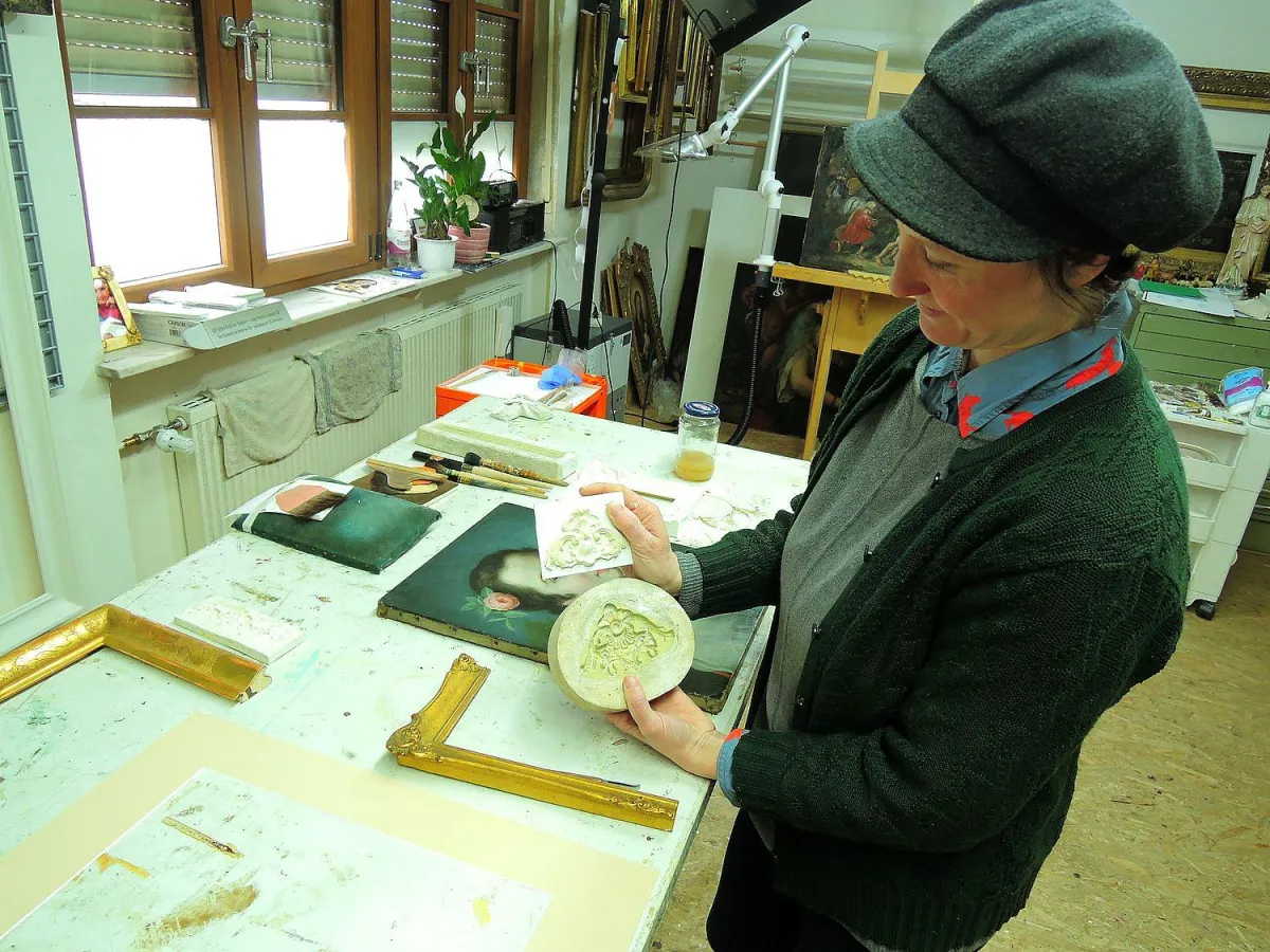 Die Koblenzer Dipl.-Restauratorin zeigt, wie die Ornament-Formen für Bilderrahmen aussehen.