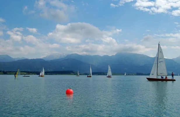 Bild: Segeln lernen im Allgäu: den Spätsommer nutzen