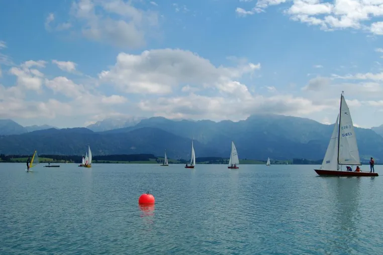 Bild: Segeln lernen im Allgäu: den Spätsommer nutzen