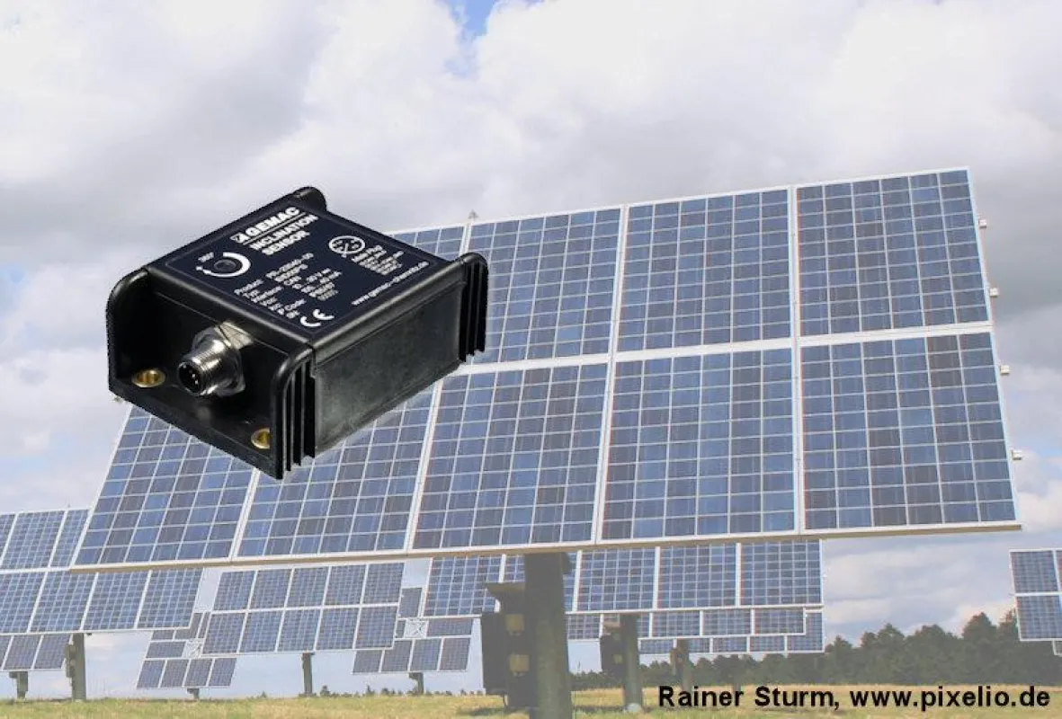 Neigungssensor für die Messung der Elevations- sowie zukünftig auch Azimutachse an Solarkraftanlagen. Fotomontage GEMAC, Hintergrrundbild Rainer Sturm, www.pixelio.de