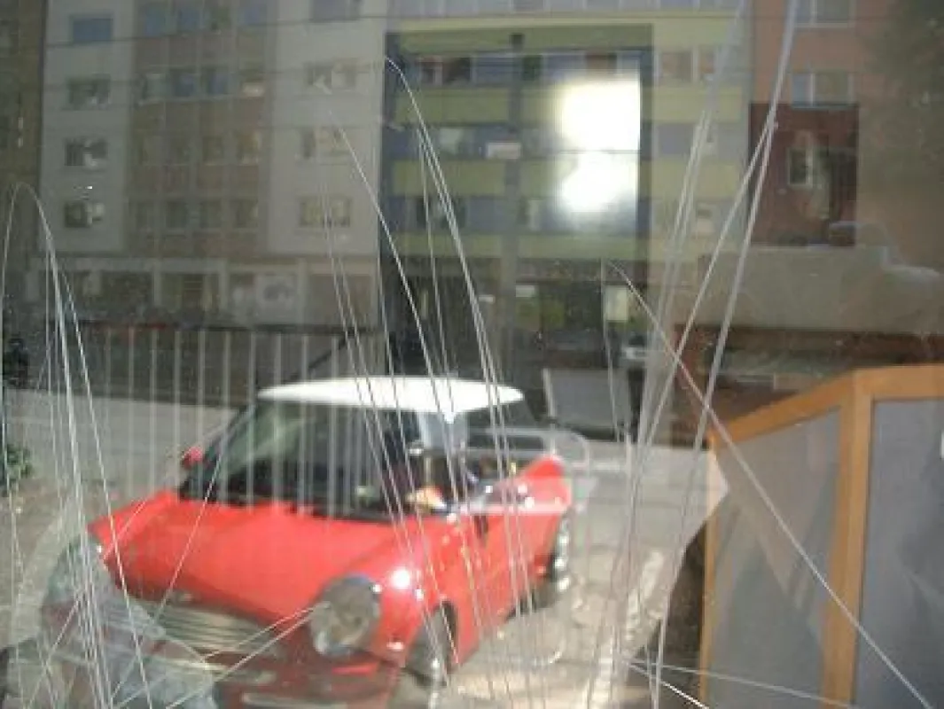 Glaskratzer durch Vandalismus