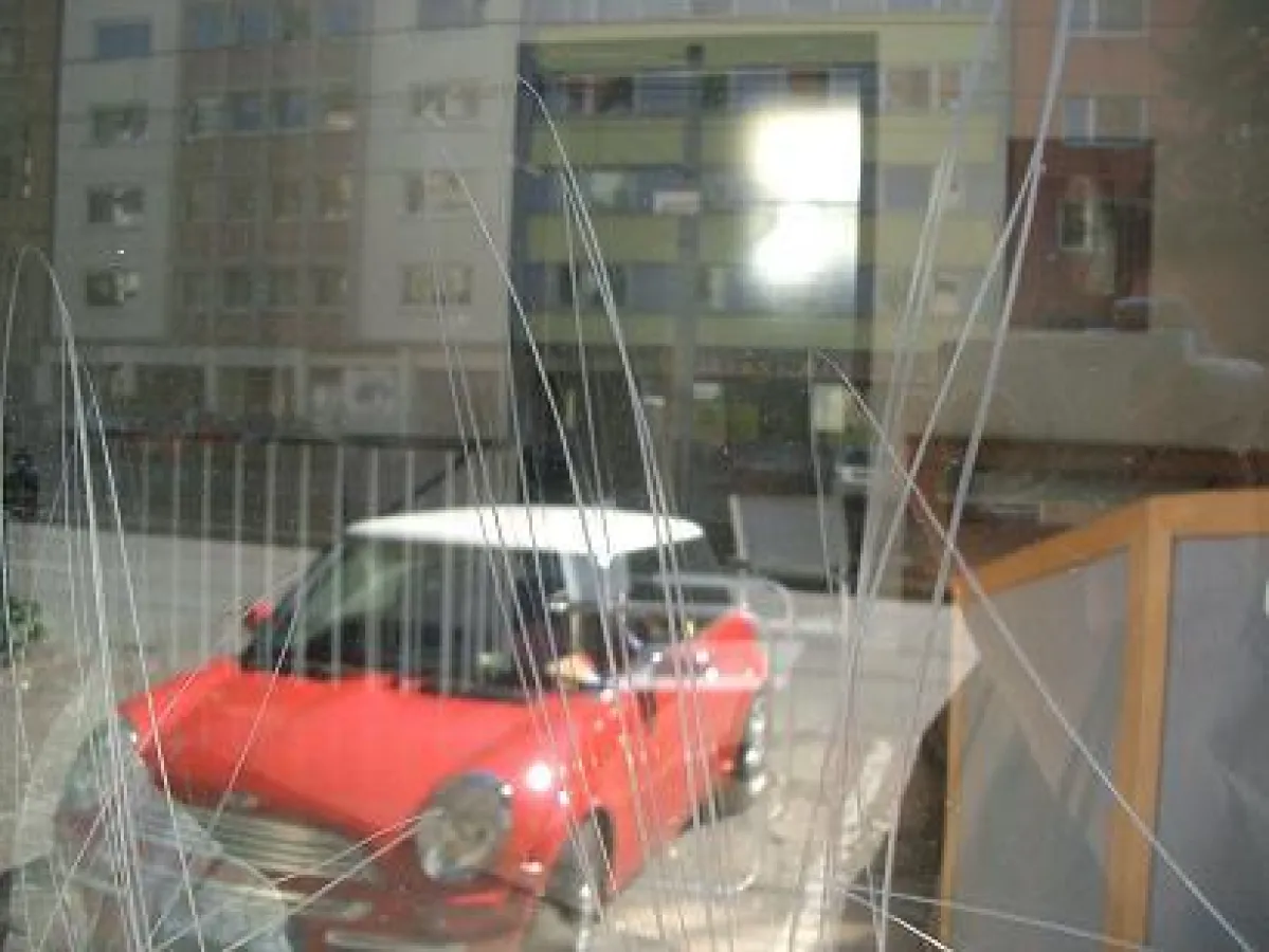 Glaskratzer durch Vandalismus