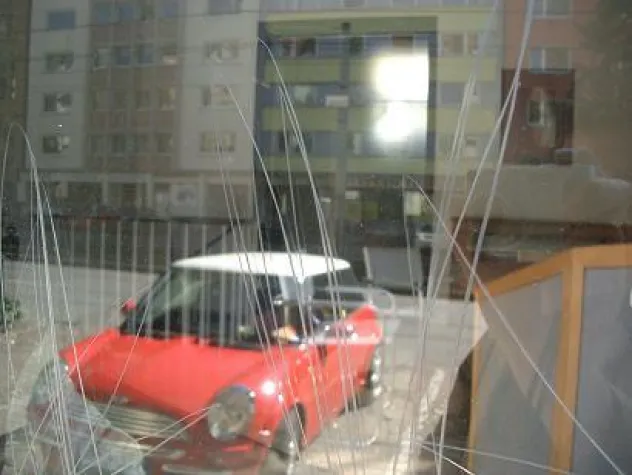 Bild: GLASSCHUTZFOLIEN / KRATZSCHUTZFOLIEN VERHINDERN KOSTENINTENSIVE VANDALISMUS- UND BAUSCHÄDEN