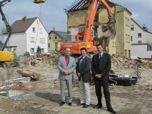 Bild: Abriss der Bestandsgebäude in Hanau Klein-Auheim: Über 70 % der Einfamilienhäuser bereits verkauft