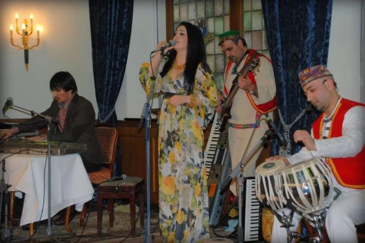 Suraya Shabnam, tadschikisch-afghanische Sängerin mit der Gruppe Shams, den tadschikischen Beatles