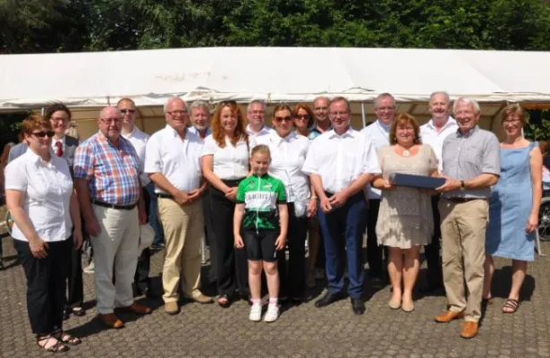 Bild: Ausgelassene Stimmung beim Sommerfest des Kreiskrankenhauses und Seniorenzentrums St. Franziskus Saarburg