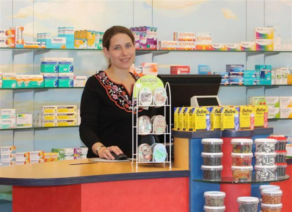 Emily Andrae-Caffarelli und ihr Team in der Internationalen Apotheke stehen auch sonntags zur Verfügung.