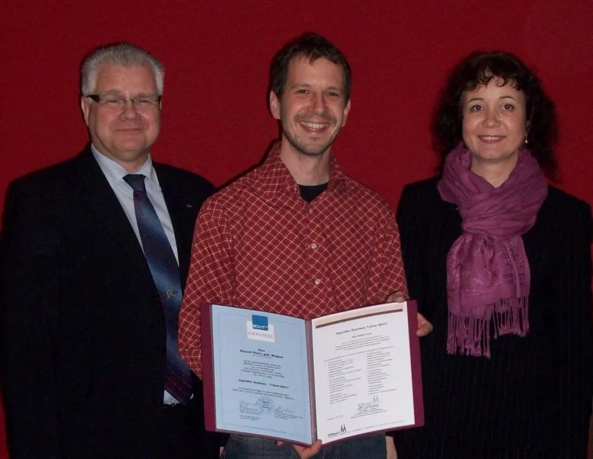 Roland Florin (mitte) mit dem Leiter der BDVT-Akademie Peter Krötenheerdt und Dr. Nicole Jeanine Lehmann, MitMensch!
