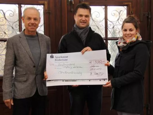 Locher Malerbetrieb spendet 500 Euro für Märchenerlebnistage Bild: Locher Malerbetrieb spendet 500 Euro für Märchenerlebnistage