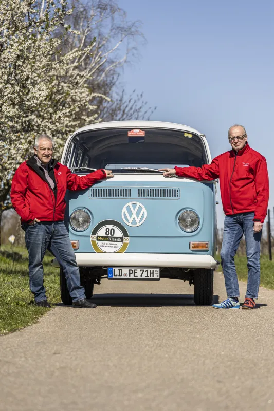 Die Macher mit dem Bulli bei der Mandelblüte (© Palatina Events)