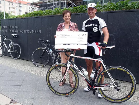 Radsportler Steinhagen auf Spendenfahrt von Mecklenburg nach Berlin, Staatssekretärin Peters überreicht Scheck Bild: Radsportler Steinhagen auf Spendenfahrt von Mecklenburg nach Berlin, Staatssekretärin Peters überreicht Scheck