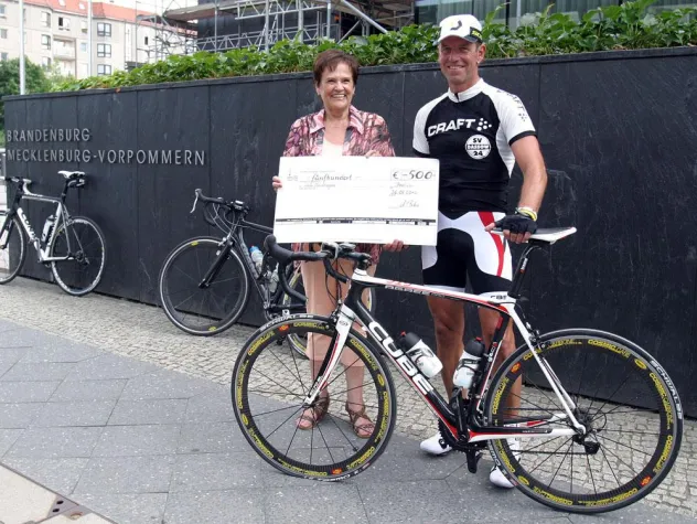 Radsportler Steinhagen auf Spendenfahrt von Mecklenburg nach Berlin, Staatssekretärin Peters überreicht Scheck Bild: Radsportler Steinhagen auf Spendenfahrt von Mecklenburg nach Berlin, Staatssekretärin Peters überreicht Scheck