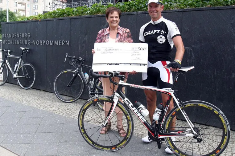 Bild: Radsportler Steinhagen auf Spendenfahrt von Mecklenburg nach Berlin, Staatssekretärin Peters überreicht Scheck