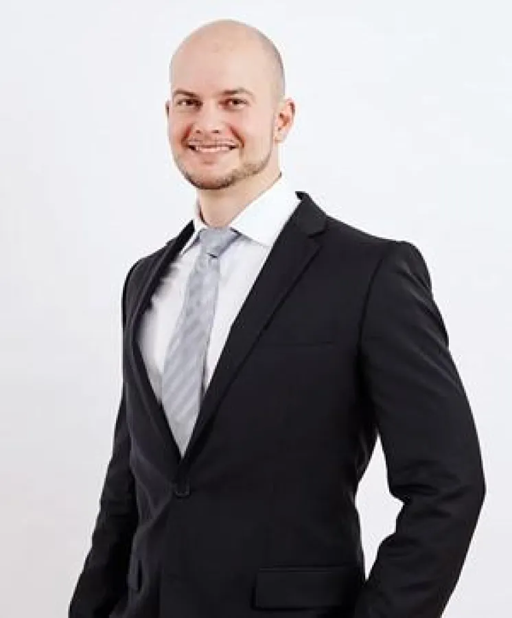 Dr. Frank Zastrow M.Sc. baut den Oberkiefer mit der Sinuslift-Schichttechnik auf / © Dr. Zastrow & K