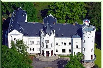Krimilesung mit Rena Larf im Park - Hotel Schloss Schlemmin Bild: Krimilesung mit Rena Larf im Park - Hotel Schloss Schlemmin