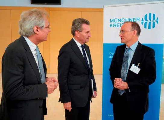 Von „Coopetition“ bis „Digitale Union“ – Die Fertigungsindustrien im digitalen Wandel Bild: Von „Coopetition“ bis „Digitale Union“ – Die Fertigungsindustrien im digitalen Wandel