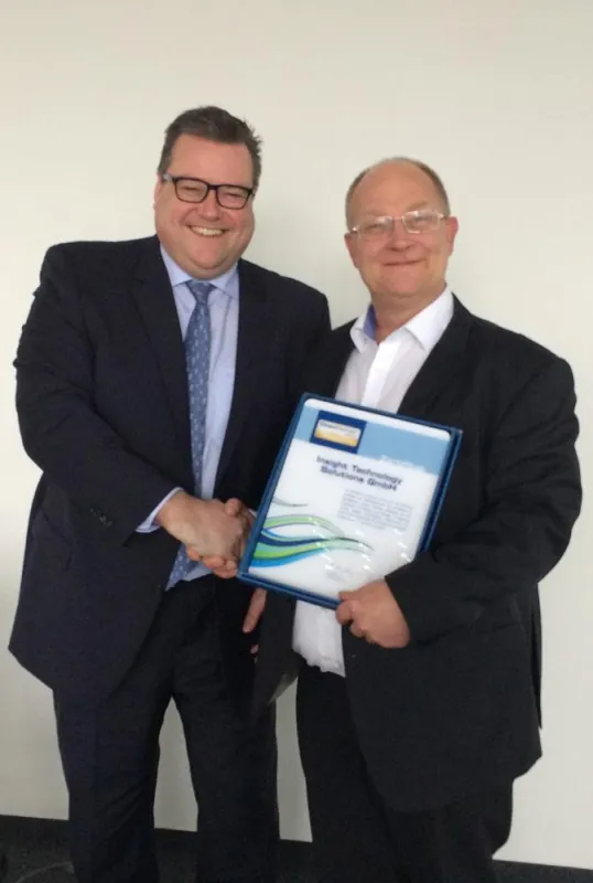Übergabe der Partnerurkunde an Jörg Speikamp, Geschäftsführer, Insight Technology Solutions GmbH
