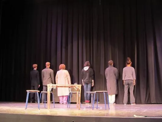 Bild: Wenn Menschen mauern und Mauern fallen: Premiere von FALL MAUER am 9. November