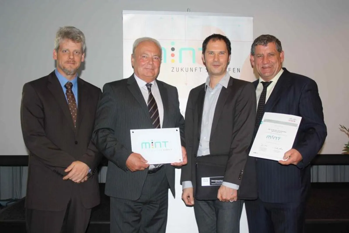 : Vertreter der Eckert Schulen unter Führung von Vorstandsmitglied Willy Ebneth (2. v.l.) und Carsten Johnson Area Academy Manager