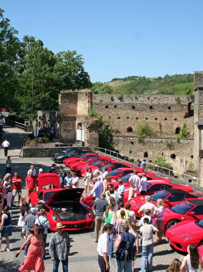 Der neue Ferrari im Burghof des Schlosshotels