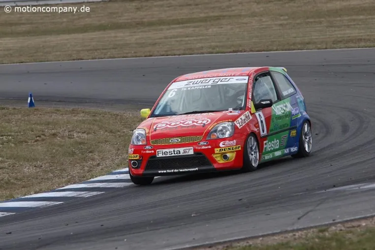 Bild: Thomas Kappeler zum Abschluss des Ford Fiesta ST Cups auf dem Treppchen – und Gesamtdritter